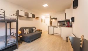 Zimmer mit 2 Etagenbetten und einer Küche in der Unterkunft Studio 4 personnes pied télécabine Petit Vignemale in Cauterets