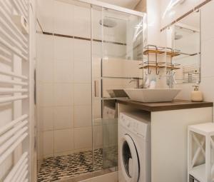 ein Badezimmer mit Waschbecken und Waschmaschine in der Unterkunft Studio 4 personnes pied télécabine Petit Vignemale in Cauterets