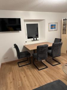 TV a/nebo společenská místnost v ubytování Modern renovierte Ferienwohnung mit Kunstambiente