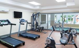 Centrum fitness w obiekcie Manoir des Sables Hôtel & Golf