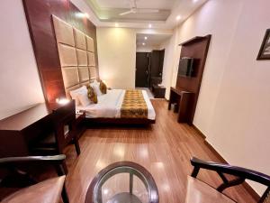 una camera d'albergo con un letto, una scrivania e una stanza di The Bunkk Inn Hotel & Restaurant a Mussoorie