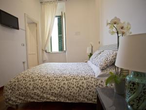 ナポリにあるCasa Scarlatti 110の白いベッドルーム(ベッド1台、窓付)