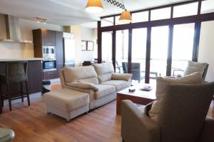 salon z 2 kanapami i stołem w obiekcie Carabeo 1-30 w mieście Nerja