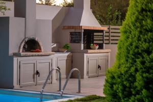 Bazén v ubytování Luxury Villa Alba by Estia nebo v jeho okolí