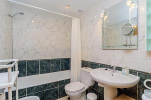 A bathroom at Casa Bella Vista
