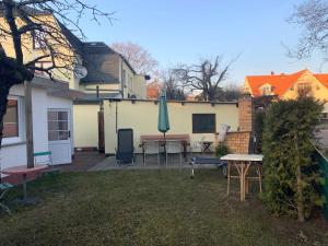 グラール・ミューリッツにあるBungalow mit Terrasseの裏庭(テーブル、椅子、パラソル付)