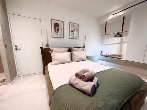 Ένα ή περισσότερα κρεβάτια σε δωμάτιο στο Saint-Tropez Hypercentre