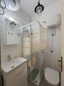 スカレアにあるCasa Nico and Vicoのシャワー、トイレ、洗面台を備えたバスルーム