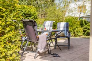ein Tisch und Stühle auf einer Terrasse in der Unterkunft Doppelhaushälfte Wustrow in Wustrow
