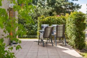 ein Tisch und Stühle auf einer Terrasse in der Unterkunft Doppelhaushälfte Wustrow in Wustrow