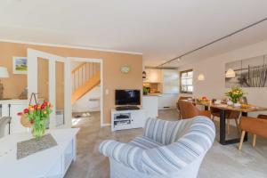 TV a/nebo společenská místnost v ubytování Ferienhaus Dierhagen am Deich