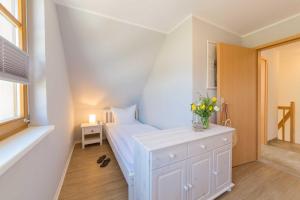 Postel nebo postele na pokoji v ubytování Ferienhaus Dierhagen am Deich