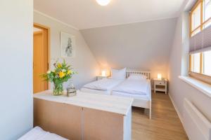 Postel nebo postele na pokoji v ubytování Ferienhaus Dierhagen am Deich