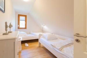 Ein Bett oder Betten in einem Zimmer der Unterkunft Doppelhaushälfte Wustrow