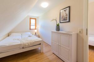 Ein Bett oder Betten in einem Zimmer der Unterkunft Doppelhaushälfte Wustrow