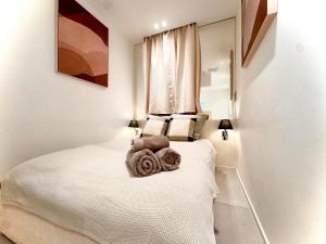 a bedroom with a bed with towels on it at Saint-Tropez Hypercentre in Saint-Tropez