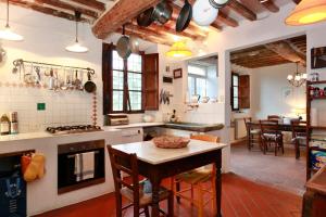 Η κουζίνα ή μικρή κουζίνα στο Elegant Tuscan Stone Country House, Sleeps 8-10