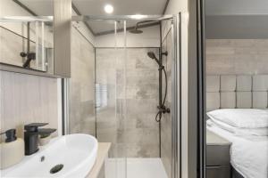 West DownにあるStylish Lodge with Parking nr Ilfracombe & Beachesのバスルーム(シャワー、シンク、ベッド付)