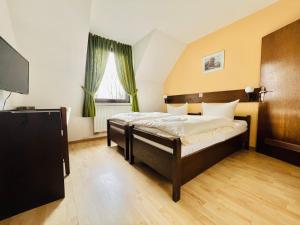 フロートーにあるHotel Ellermannのベッドと大きな窓のある寝室