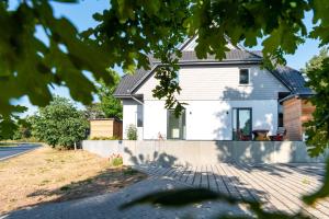 ヴィークにあるFerienwohnungen am Darßer Ort inkl Wäschepaketの黒屋根白屋根