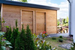 ヴィークにあるFerienwohnungen am Darßer Ort inkl Wäschepaketの木造小屋