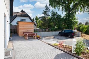 ヴィークにあるFerienwohnungen am Darßer Ort inkl Wäschepaketの家の車道に停められた車 +35枚の写真