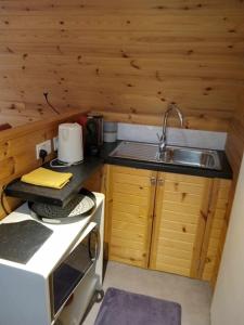 Η κουζίνα ή μικρή κουζίνα στο The Wee Bothy at Larchwood Croft