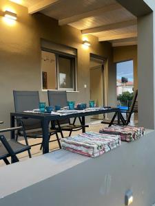 a table and chairs in a living room with a table and chairs at Beachfront Family Home in Levendokhórion +13 photos