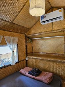 Postel nebo postele na pokoji v ubytování Srithanu Haus