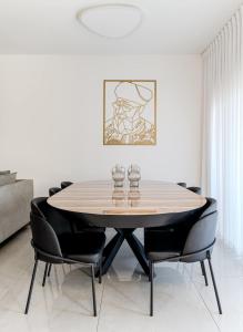 Qiryat Ataפנינת הקריות的用餐室配有木桌和黑椅子