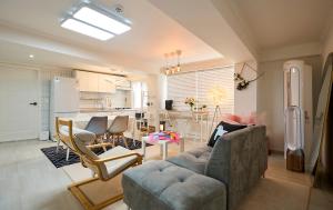 Кухня или мини-кухня в Best, Private, 3 rooms, Hongdae, 6 Persons

