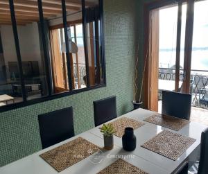 mesa con 2 sillas y mesa blanca sidx sidx sidx sidx en Le Panorama du Lac - Vue Splendide ! - à 3mn du Lac, en Veyrier-du-Lac 21 fotos más