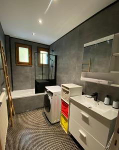 Un baño con lavabo, inodoro y bañera. en Le Panorama du Lac - Vue Splendide ! - à 3mn du Lac, en Veyrier-du-Lac