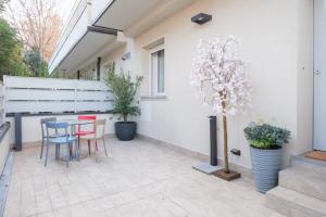 a patio with a table and chairs and plants at Malvasiasuites in Bologna