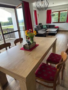 a living room with a large wooden table and chairs at In d'Hütte - Schöne Ferienwohnung und Traumhafte Ferienwohnung in Ravensburg
