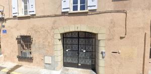 duże drzwi do budynku z bramą w obiekcie Studio "Le Vauban" Perpignan Centre Ville w Perpignanie