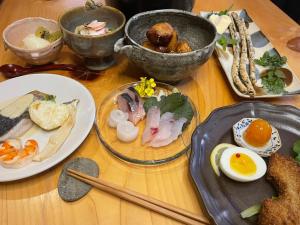 Honjō-uji玄か~sizuka~的一张木桌，上面摆放着食物盘子