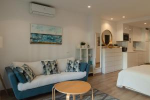 Dapur atau dapur kecil di Benalbeach Loft Garden and Sea View