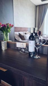 a counter with two bottles of wine and glasses at Vöröskő Villa -ELNÖKI szauna és jakuzzi használattal in Balatonalmádi +8 photos
