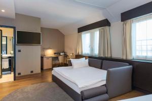 Uma TV ou centro de entretenimento em NH Geneva Airport Hotel