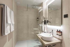 Um banheiro em NH Geneva Airport Hotel