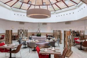 Uma área de estar em NH Geneva Airport Hotel