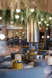 Uma área de estar em NH Geneva Airport Hotel