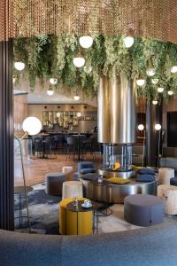 Uma área de estar em NH Geneva Airport Hotel