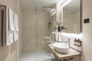 Um banheiro em NH Geneva Airport Hotel