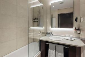 Um banheiro em NH Geneva Airport Hotel