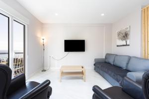 TV a/nebo společenská místnost v ubytování Home2Book Spacious Apt Harbour Views, Santa Cruz