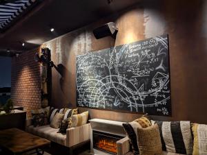 un salon avec un tableau noir sur le mur dans l'établissement Belrose Place, à Accra