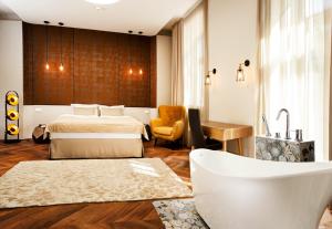 pokój hotelowy z dwoma łóżkami i krzesłem w obiekcie Hotel Nihil Novi w Radomiu