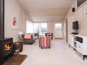 TV a/nebo společenská místnost v ubytování 6 person holiday home in Slagelse